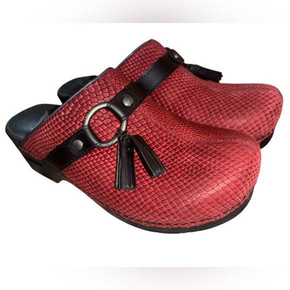 Red Textured Women's Clogs - Picture 3 of 7